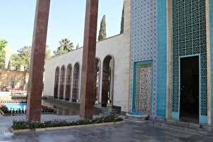 تقریر مصور | نشر الورود في مقبرة الشاعر الإيراني "سعدي الشيرازي"