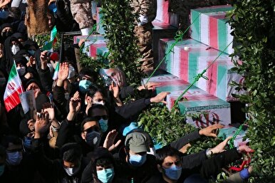في مراسم تشييع مليونية.. الشعب الإيراني يبايع الشهداء + صور