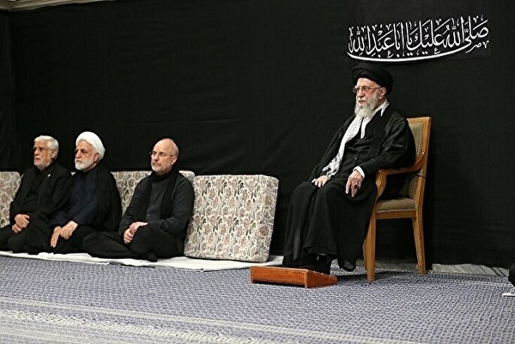 قائد الثورة الإسلامية يشارك في مراسم عزاء ليلة عاشوراء + صور و فيديو