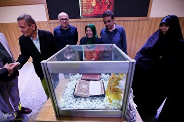 Əli Nəqi Əl-İsfahaninin əlyazması ilə Quranın nəfis nüsxəsinin təqdimatı