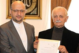 تقدیر از خبرنگار رویدادهای انقلاب در بوسنی+عکس