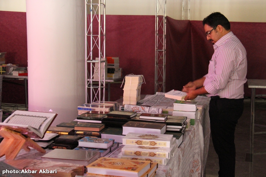آماده&zwnj;سازی غرفه&zwnj;های نمایشگاه قرآن چهارمحال و بختیاری+عکس