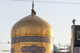 تعویض پرچم گنبد حرم رضوی در آغاز ماه محرم