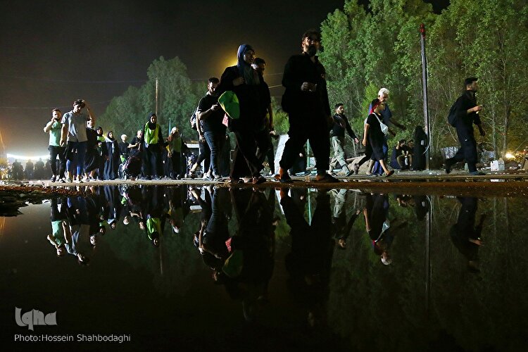 پیاده‌روی زائران اربعین در طریق الحسین(ع)