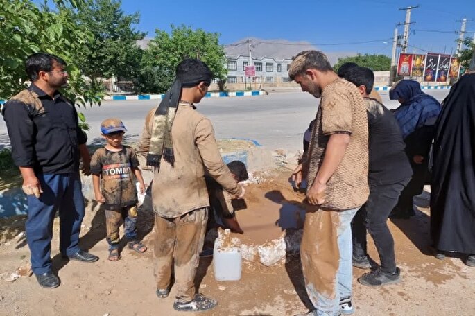 آیین گل‌مالی عزاداران حسینی در لرستان + عکس
