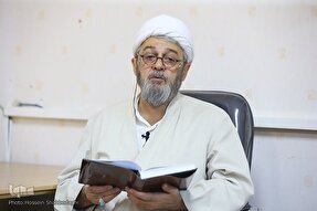 فیلم | ادب علامه حسن‌زاده آملی در کلام فرزندش