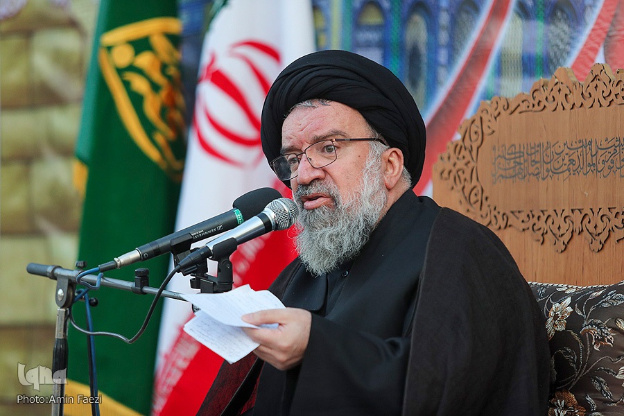 آیت الله سید احمد خاتمی ، عضو مجلس خبرگان رهبری و امام جمعه موقت شهرکرد در مراسم بزرگداشت ۹ دی در شهرکرد