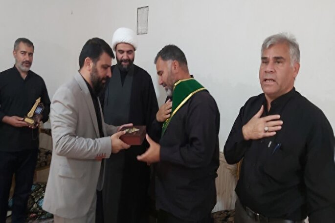 خادم هیئت سینه‌زنی اباعبدالله الحسین(ع) خرم‌آباد تکریم شد
