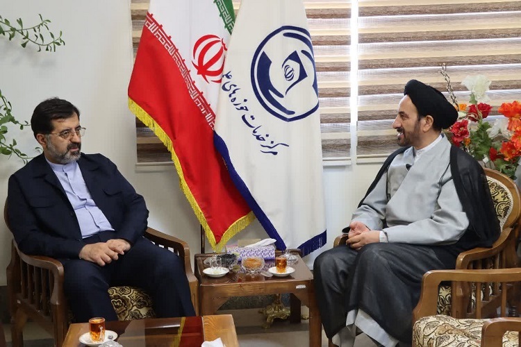 تأکید استاندار قم و رئیس مرکز خدمات حوزه‌ برای رفع مشکلات طلاب