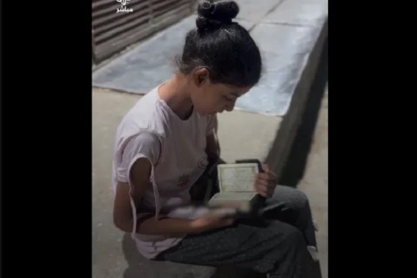 قرآن‌خوانی دختر فلسطینی مقابل سردخانه‌ای در غزه