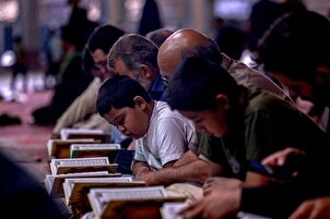 Une séance de récitation coranique à la mosquée de Jamkaran à la Samaine de la Défense Sacrée