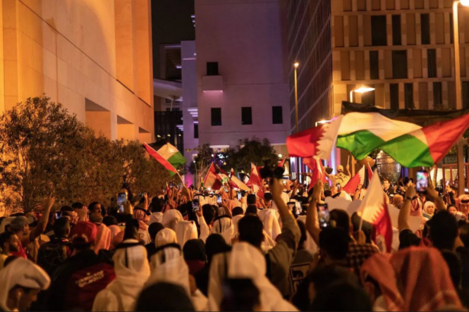 Tifosi qatarioti vestono bracciali pro-Palestina durante la Coppa del Mondo