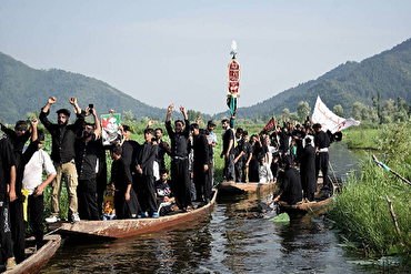 Upacara Berkabung Tradisional di Atas Bot di Kashmir