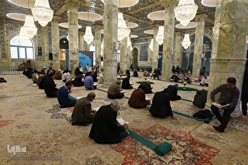 Mesquita Azam de Qom realiza sessões diárias do Alcorão durante o Ramadã