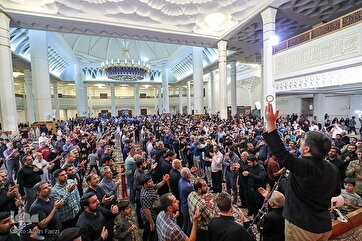 Luto pela noite do martírio do Imam Sadiq (AS) no santuário de Shahcheragh (AS)