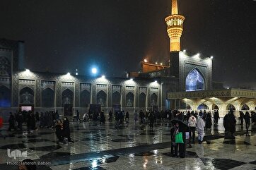 Peregrinos Visitam o Santuário do Imam Reza(a.s) em Meio à Neve