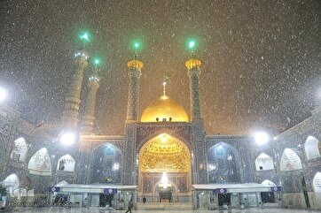 Fotos: Santuário de Qom Brilha Sob um Manto de Neve