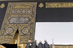 Боло бурдани парда Хонаи Каъба дар остонаи фаро расидани мавсими ҳаҷ + акс