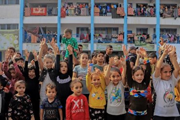 Gazze’de bir grup genç düzenledikleri etkinlikle çocukları savaş atmosferinden uzaklaştırmaya çalışıyor