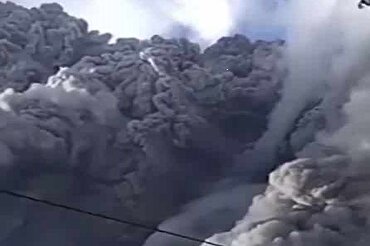 انڈونیشیاء میں آتش فشاں سے آگ جاری ہونے پر مسلمانوں کا ردعمل+ ویڈیو